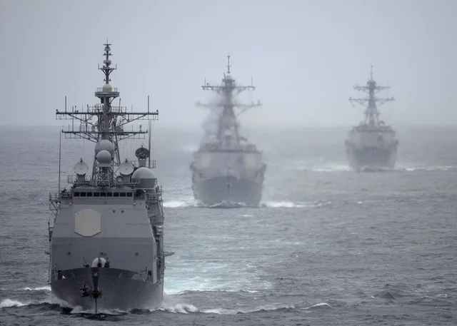 Navires Aegis en Formation Navires lance-missiles des classes Ticonderoga et Arleigh Burke en mer