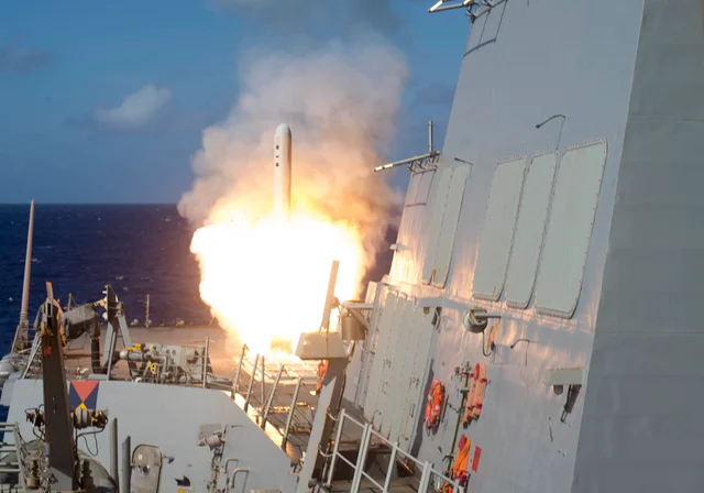 Le USS Shoup (DDG 86) tire un missile de croisière Tomahawk dans l’océan Pacifique Le USS Shoup (DDG 86) lançant un missile de croisière Tomahawk