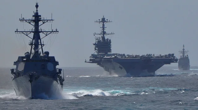 Le USS Mustin, le USS George Washington et le USS Antietam en formation USS Mustin, USS George Washington et USS Antietam en formation en mer de Timor