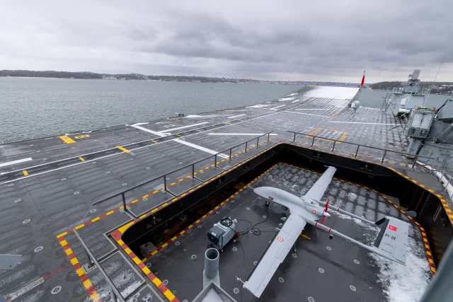 TCG Anadolu amfibi hücum gemisinde uçak asansörü ile hangar güvertesi arasında hava aracı transferi