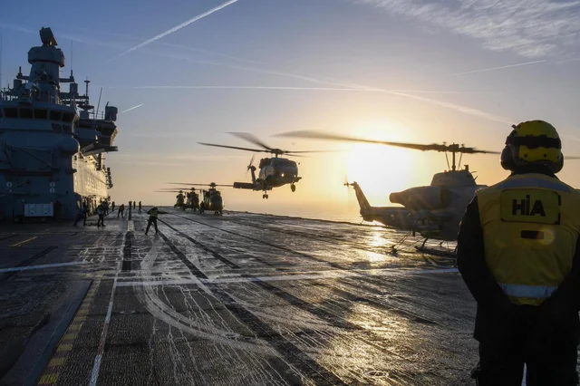 TCG Anadolu uçuş güvertesinde konuşlu helikopterlerle gerçekleştirilen uçuş operasyonları