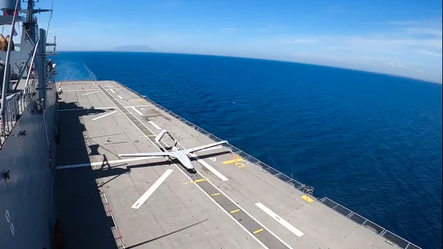 Bayraktar TB3 insansız hava aracı Türk Deniz Kuvvetleri’ne ait TCG Anadolu LHD gemisinin uçuş güvertesine iniş yaparken