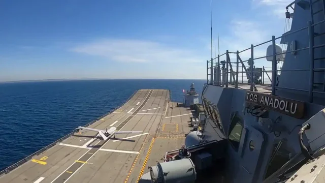 Türk Deniz Kuvvetleri’ne ait TCG Anadolu amfibi hücum gemisinin insansız hava araçlarına uygun uçuş güvertesi