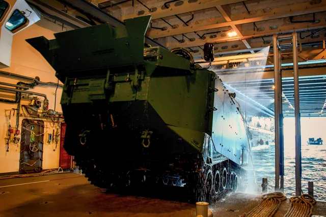 FNSS ZAHA amfibi zırhlı araç TCG Anadolu amfibi hücum gemisi ile amfibi harekât sırasında