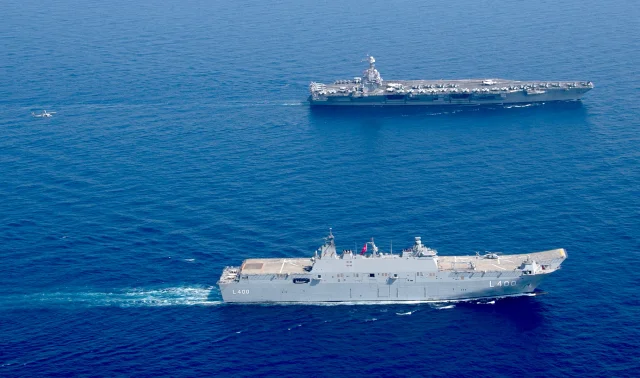TCG Anadolu ile USS Gerald R. Ford uçak gemisinin yandan görünümde boyut karşılaştırması
