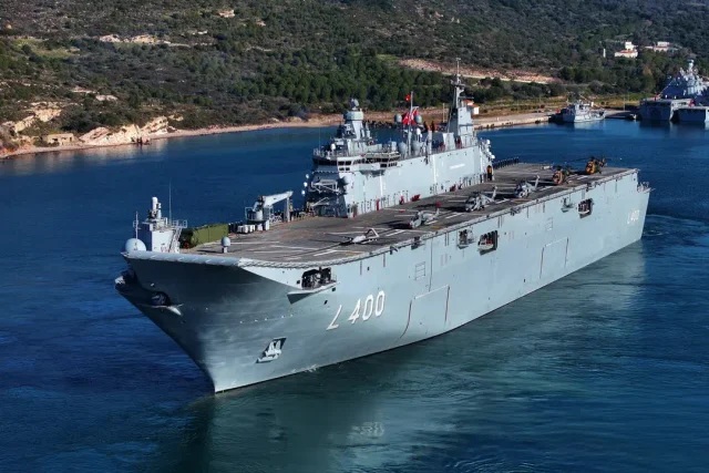 Türk Deniz Kuvvetleri’ne ait TCG Anadolu amfibi hücum gemisinin havadan genel görünümü