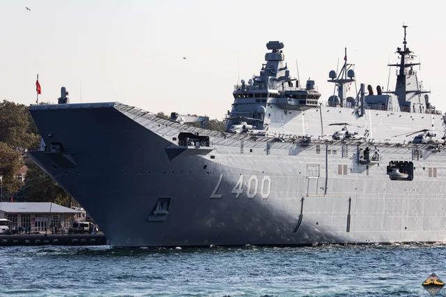 TCG Anadolu amfibi hücum gemisi İstanbul silüeti ile birlikte seyir halinde