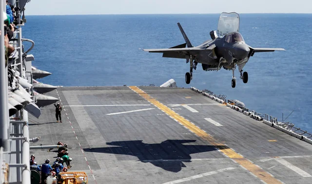 Pilote du Corps des Marines des États-Unis préparant un F-35B pour un atterrissage vertical sur l’USS Wasp
