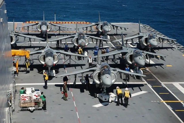 Avions AV-8B Harrier II sur le pont d’envol du Juan Carlos I L-61 de la marine espagnole
