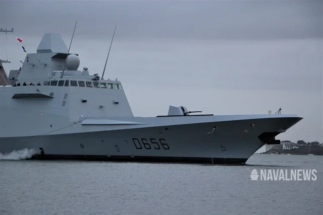 FREMM Alsace fırkateyni üzerinde Herakles radarı görünümü Fransız Donanması