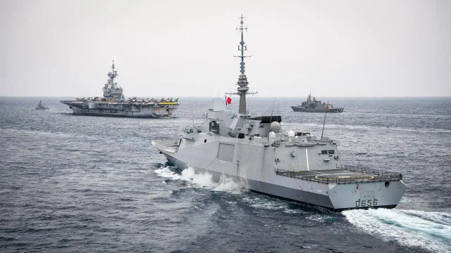 FREMM DA Alsace fırkateyni Charles de Gaulle uçak gemisi yanında seyir halinde