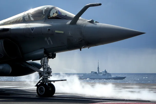 FREMM fırkateyni uçak gemisi görev grubunda gemisavar füzelerle görev yaparken