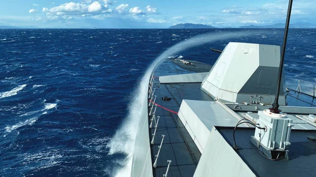 İtalyan Donanması Bergamini sınıfı FREMM fırkateyni zorlu deniz koşullarında seyir halinde